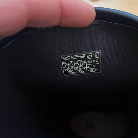 Size 8 (runs a little narrow). Great shape, classy look!! - Picture 4 of 5